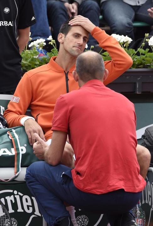 Djokovic, atendido en la central de Roland Garros.