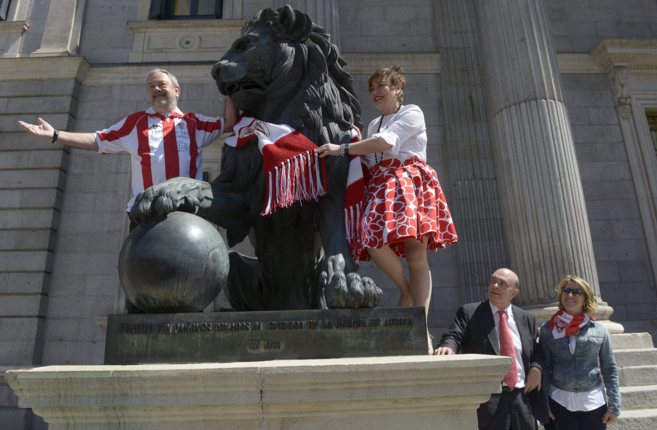 Pedro Azpiazu e Isabel Sánchez Robles colocan al león del Congreso...