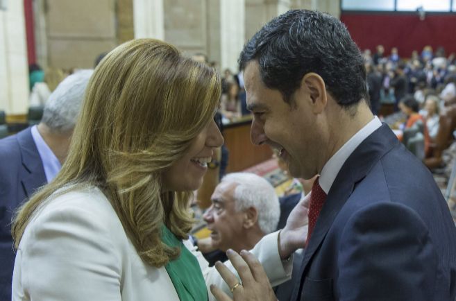 Daz y Moreno conversan en el Parlamento andaluz en una de las...