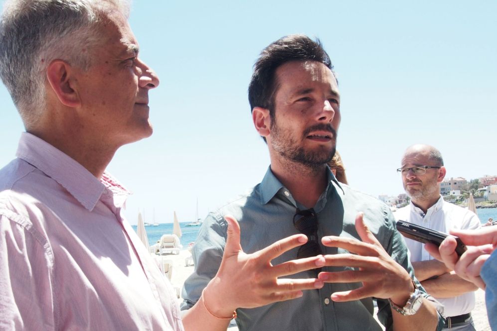 Rafa Ruiz, candidato del PSOE a la alcalda de Ibiza, atendiendo a...