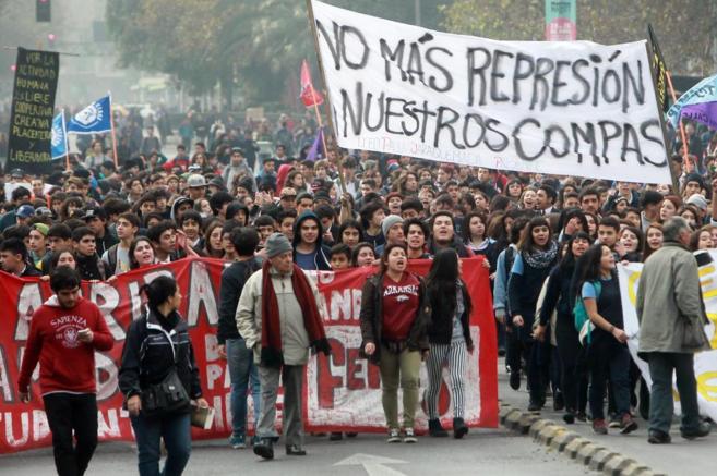 Centenares de estudiantes chilenos cortan las céntricas calles y...