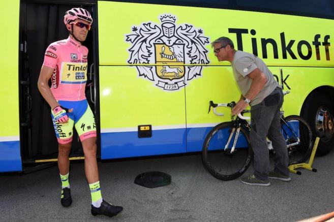 Alberto Contador y su bicicleta antes del inicio de la etapa.