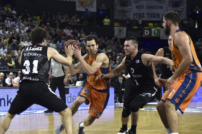 El escolta del Valencia Basket Pau Ribas penetra ante varios rivales
