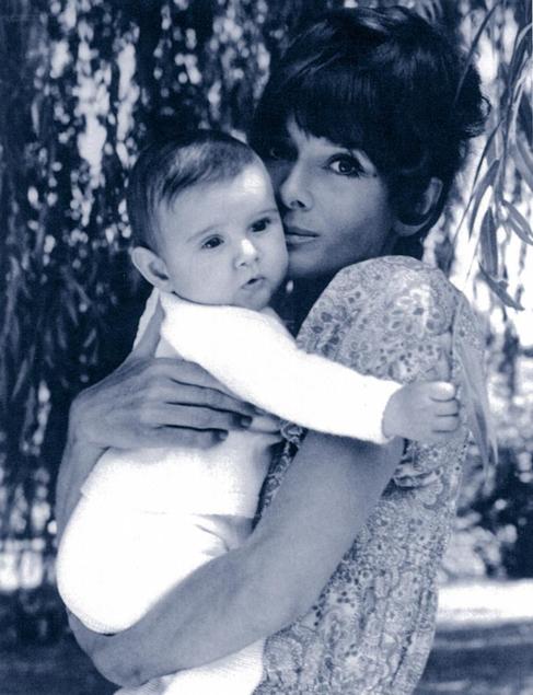 La actriz estadounidense con su segundo hijo, en 1971.
