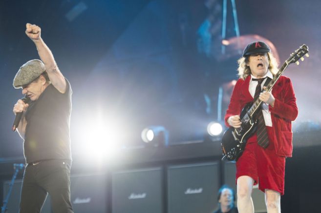Brian Johnson y Angus Young, durante el concierto de AC/DC en el...