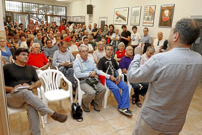 Vctor Dominguez habla en la asamblea de Guanyar Alacant, con Pavn...