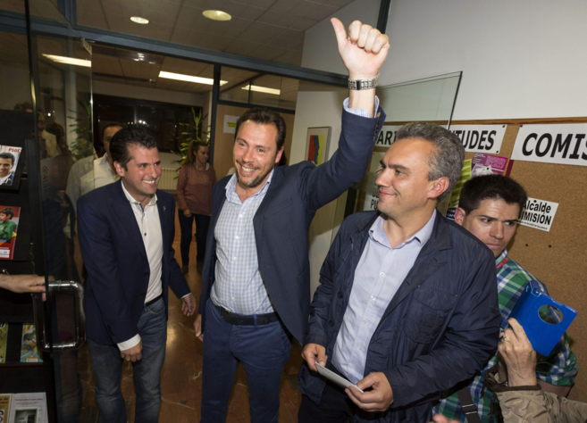 Oscar Puente, candidato del PSOE a la alcalda de Valladolid, entre a...