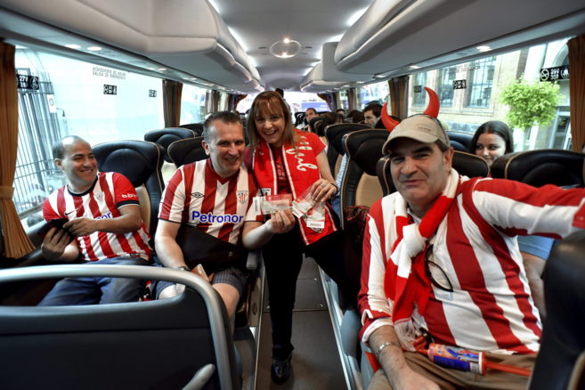 Un grupo de aficionados del Athletic a punto de salir hacia Barcelona.