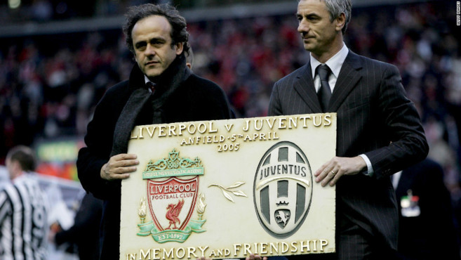 Platini y el ex futbolista del Liverpool, Ian Rush, recuerdan con una...