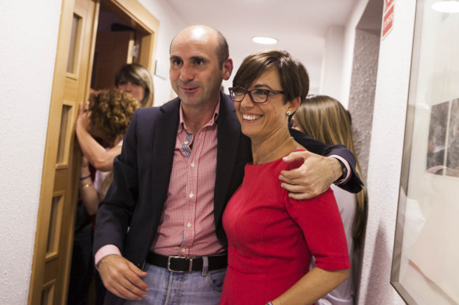 Francisco Conejo y Mara Gmez, en la sede del PSOE durante la noche...