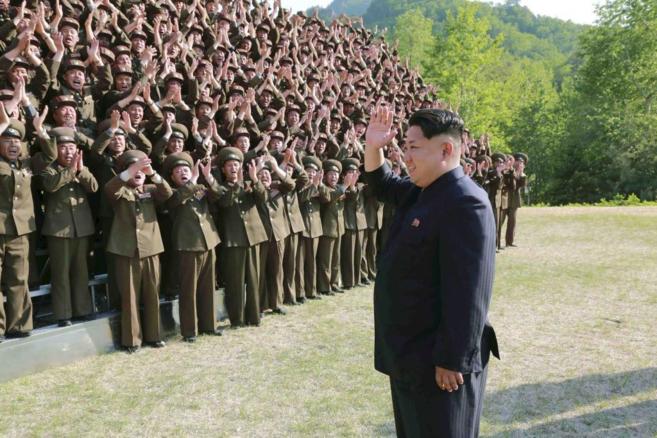 El lder norcoreano, Kim Jong-un, durante una inspeccin militar en...