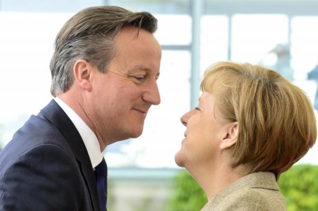 Una sonriente Angela Merkel saluda a David Cameron, a su llegada a la...