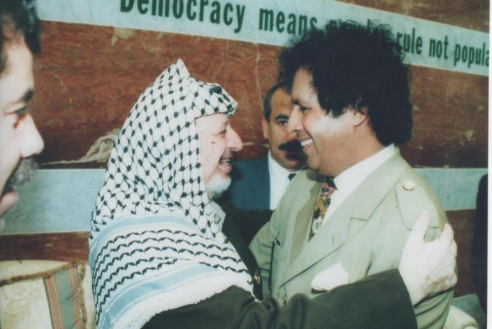En esta imagen, Ahmed con Arafat.