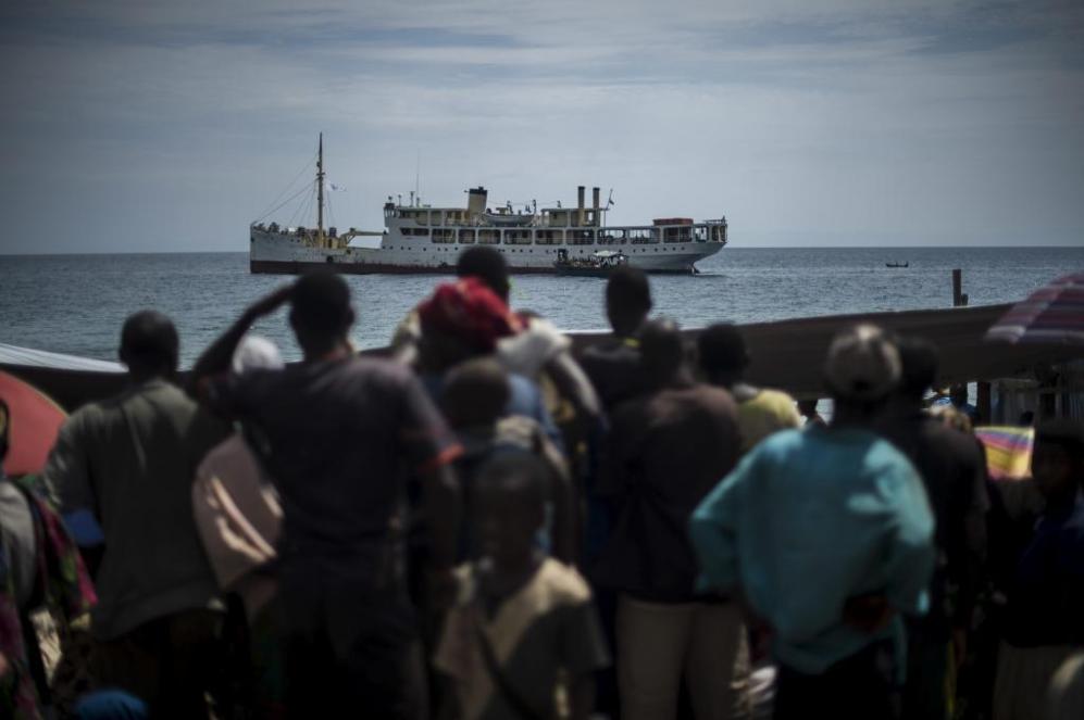 Refugiados procedentes de Burundi, a punto de embarcar en el Liemba,...