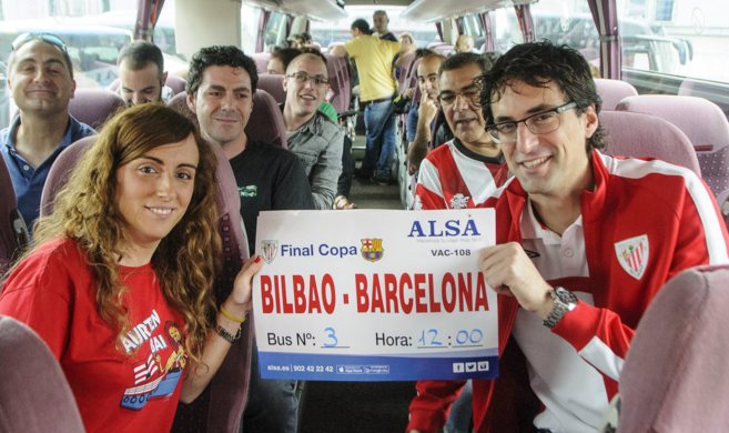 Seguidores del Athletic en un autobs camino de Barcelona.