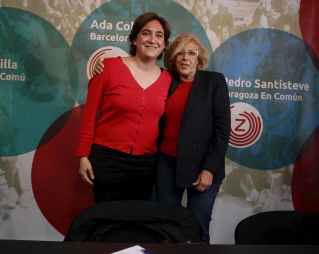 Ada Colau (BCom) y Manuela Carmena (Ahora Madrid), posan juntas.