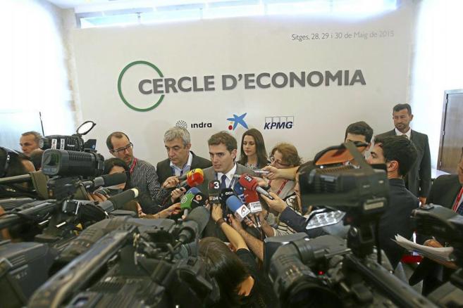 Albert Rivera, rodeado de periodistas, en el Crculo de Economa.