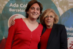 Ada Colau (BCom) y Manuela Carmena (Ahora Madrid), posan juntas.