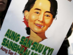 Un manifestante indonesio reclama un gesto de Suu Kyi a favor de los...