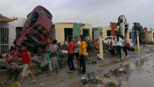 Un tornado sacude Acuna, Mxico.