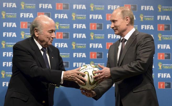 Joseph Blatter y Vladimir Putin, durante una ceremonia con motivo del...