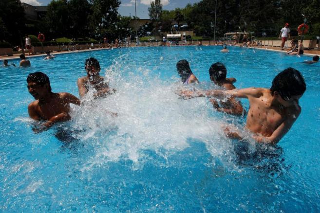 Unos jovenes en la piscina municipal del Lago de la Casa de Campo.