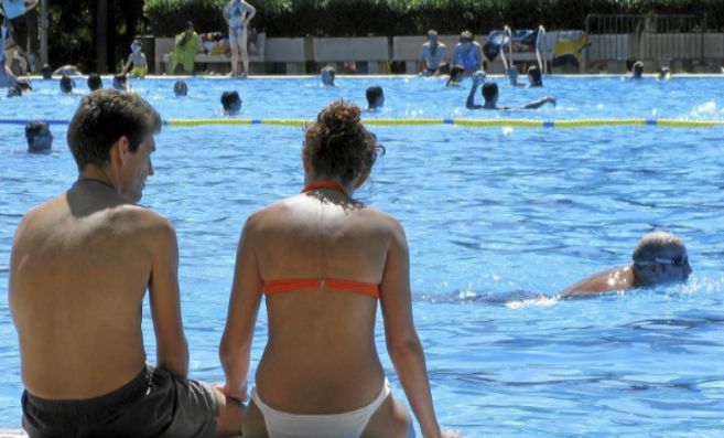 Baistas en una piscina municipal en Madrid.