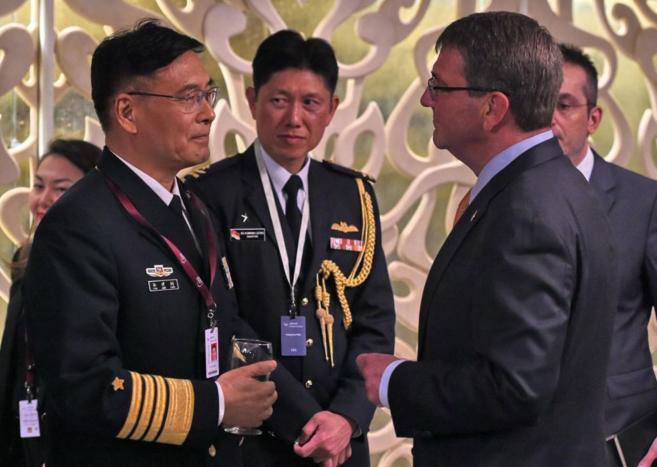 El almirante chino Sun Jianguo conversa con el secretario de Defensa...