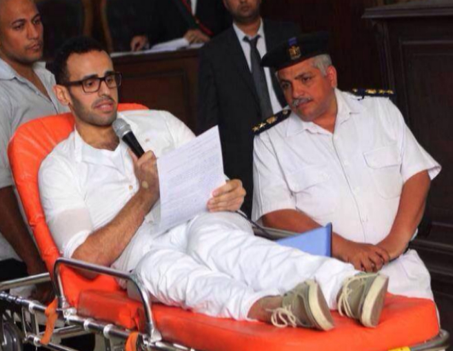 Mohamed Sultan, en una camilla durante uno de sus procesos judiciales.