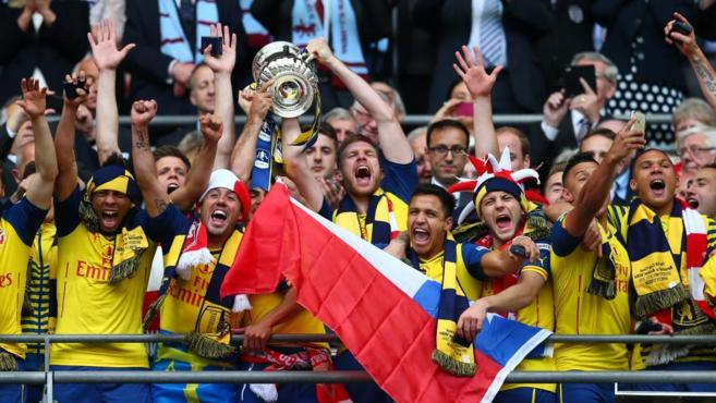 Los jugadores del Arsenal levantan el trofeo de la FA Cup en Wembley.
