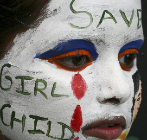 Una mujer se  manifiesta en contra del feticidio en la India
