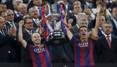 Iniesta y Xavi sujetan la Copa del Rey en el Camp Nou.