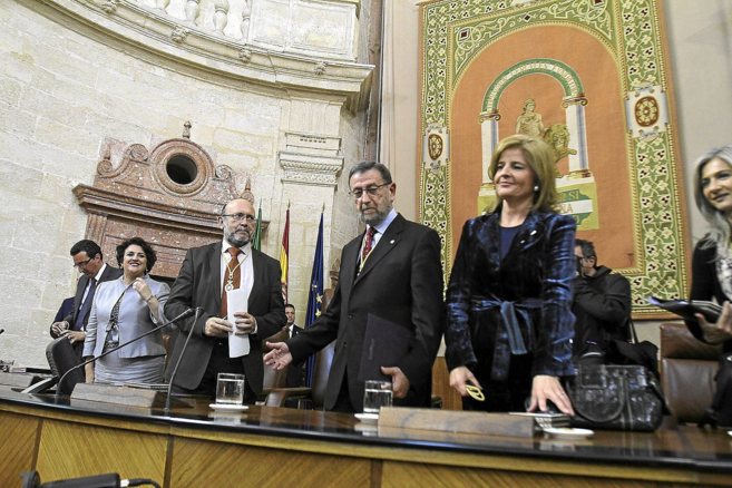 En el centro, el ex presidente del Parlamento, Manuel Gracia, junto al...