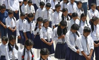 Escolares de Nepal guardan un minuto de silencio.