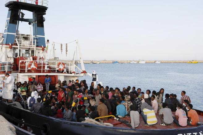 Migrantes desembarcan en el puerto siciliano de Augusta.