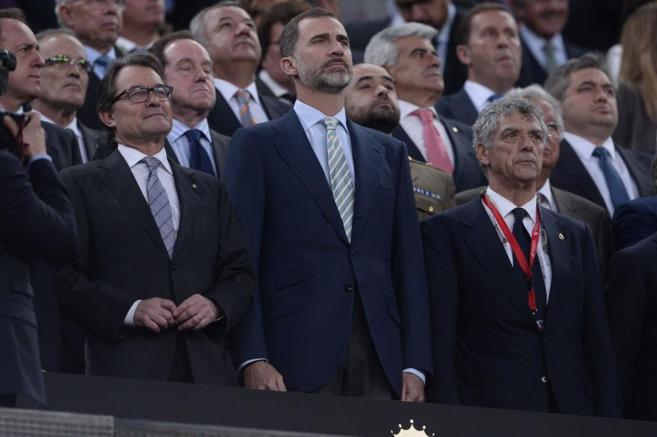 El Rey junto a Artur Mas escucha los pitos durante el himno nacional...