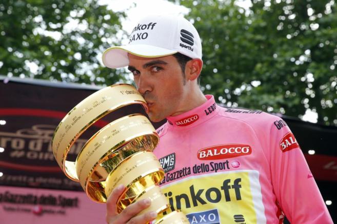 Alberto Contador besa su trofeo de campen del Giro.