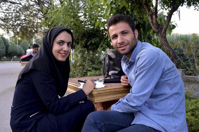 Una pareja en un parque de Tehern.
