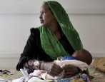 Amina, somal de 19 aos, con su hijo Mohammad, en un centro de...