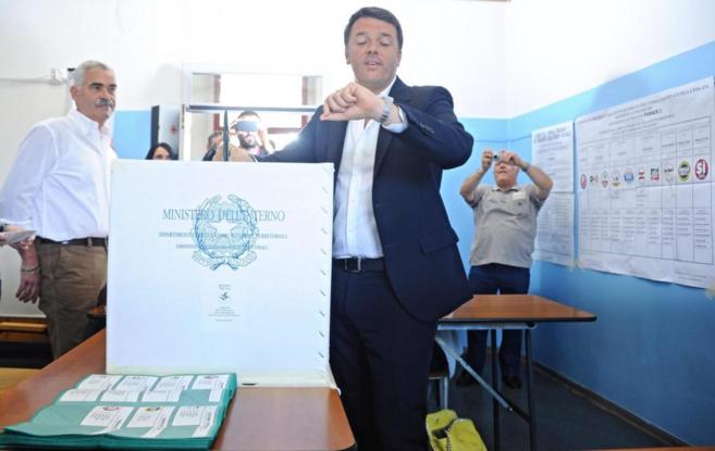 El primer ministro italiano, Matteo Renzi, deposita su voto durante...