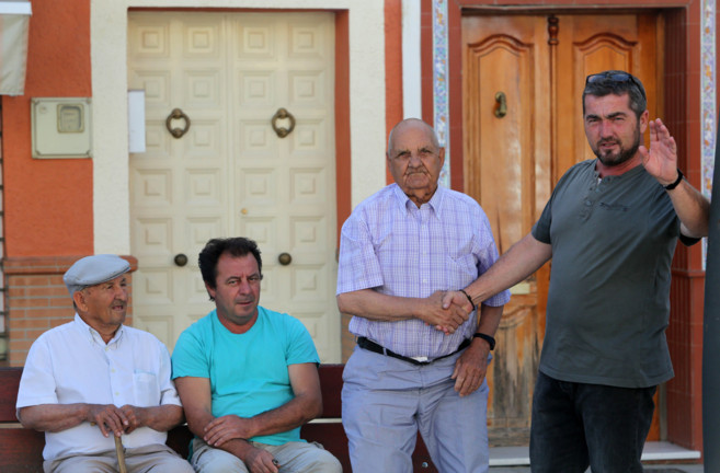 Juan José Fernández, a la derecha, junto a varios vecinos de...