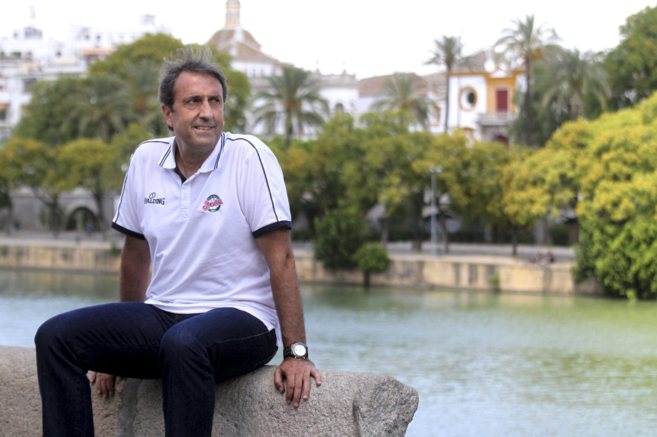 El entrenador del Baloncesto Sevilla, Luis Casimiro, en su encuentro...