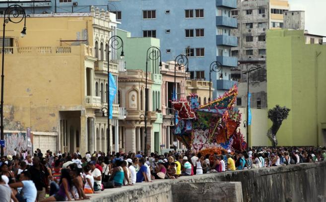 Personas caminando por el Malecón en Cuba
