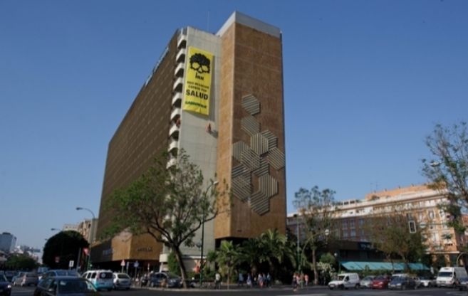 La pancarta de Greenpeace cuelga de la fachada del hotel Los Lebreros...