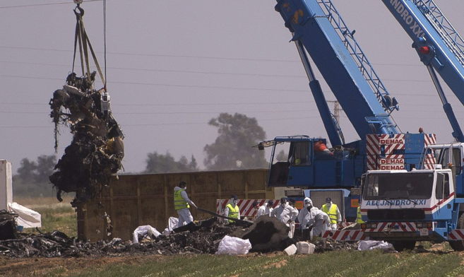 Operarios trabajan en la retirada de escombros tras el accidente del...