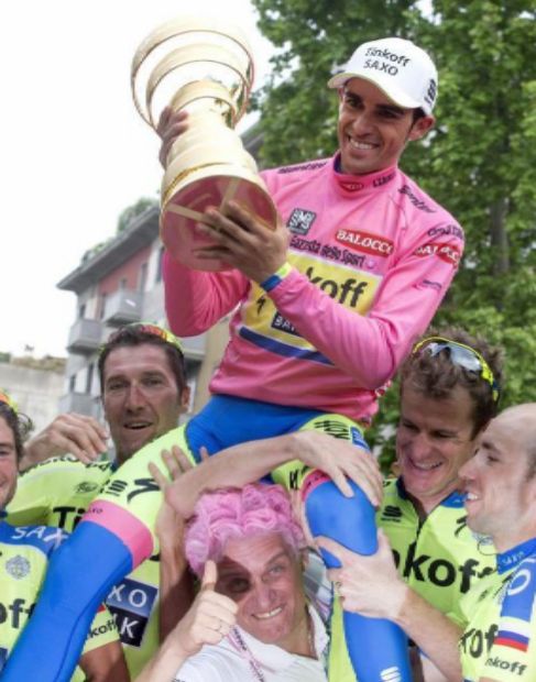 Contador celebra su victoria con el equipo.