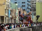Personas caminando por el Malecn en Cuba