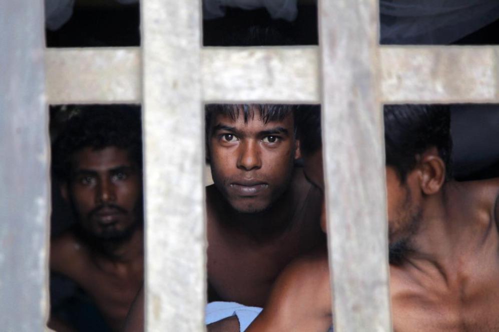 Miembros de la minora Rohingya en un campo de refugiados de...