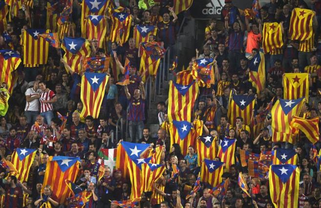 Aficionados del Barcelona muestran banderas independentistas el pasado...