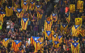 Aficionados del Barcelona muestran banderas independentistas el pasado...
